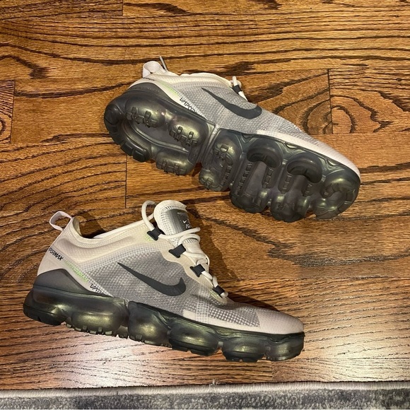 Nike Vapormax Flyknit in Cream and Gray - Picture 2 of 5